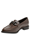 mocasín elegante café para mujer, con detalle negro, perfecto para atuendos chic.