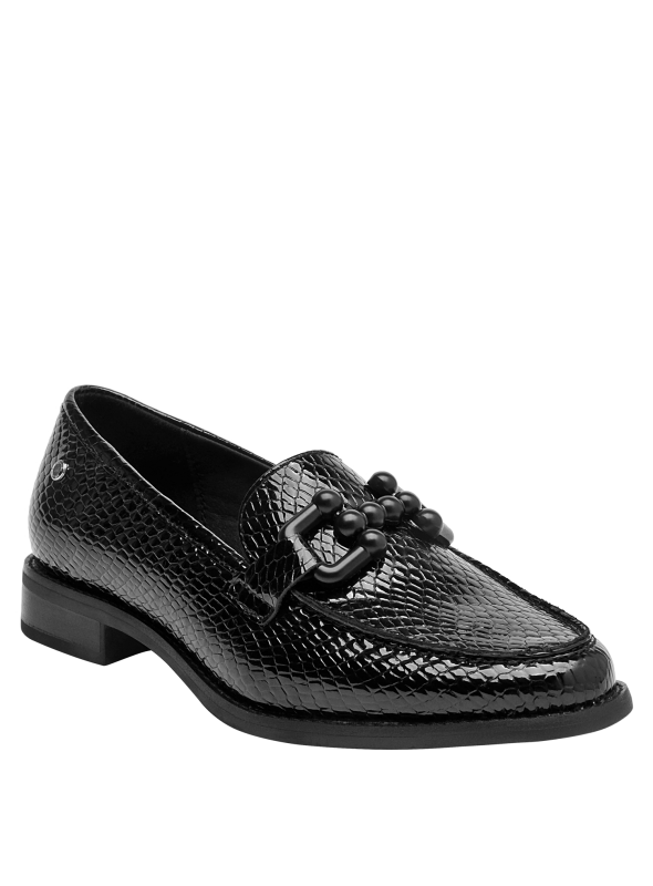 mocasín negro mujer con punta redonda, combina bien con pantalones o vestidos.