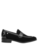 mocasín negro mujer ideal para combinar con vestido midi y jeans ajustados en eventos casuales