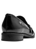 mocasín negro de cuero para mujer, estilo vestir, ideal para ocasiones formales.