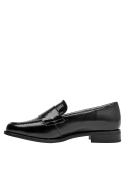 mocasín negro de cuero para mujer, estilo vestir, ideal para ocasiones formales.