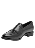 mocasín negro de cuero para mujer, estilo vestir, ideal para ocasiones formales.