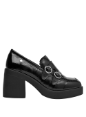 mocasín negro para mujer, estilo casual, combina bien con faldas midi y pantalones de tiro alto.