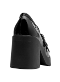 mocasín negro de cuero con detalles en anillos, adecuado para un look audaz y atractivo.