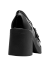 mocasín negro de cuero con detalles en anillos, adecuado para un look audaz y atractivo.