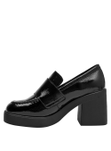 mocasín negro con taco bloque de 8.4 cm, ideal para mujeres cosmopolitas y vanguardistas.