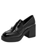 mocasín negro brillante de cuero, diseño de punta cuadrada, perfecto para actividades diarias.