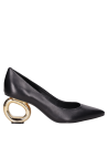 Zapatos de vestir negros de mujer, con diseño vanguardista y sofisticado, perfectos para destacar en cualquier evento.