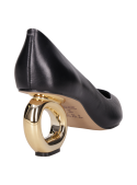 Zapatos de mujer en cuero negro, estilo contemporáneo, recomendados para ocasiones formales y eventos especiales.