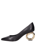 Elegantes zapatos negros de cuero para mujer, perfectos para combinar con vestidos ajustados y pantalones de sastre.