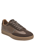 Zapatilla de cuero suave café, estilo casual, adecuada para fashionistas modernas.
