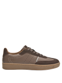 Zapatilla de cuero café, taco plano de 2 cm, perfecta para comodidad diaria.