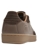 Zapatilla café para mujer, diseño contemporáneo, perfecta para un look casual.