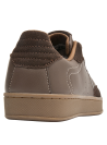 Zapatilla café para mujer, diseño contemporáneo, perfecta para un look casual.