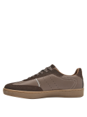 Zapatilla café para mujer, detalle en gamuza, ideal para combinar con vestidos.