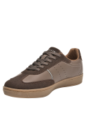 Zapatilla de cuero café para mujer, estilo casual, ideal para actividades diarias.