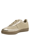 Zapatilla casual beige de cuero para mujer, perfecta para combinar con vestidos o jeans en cualquier ocasión.