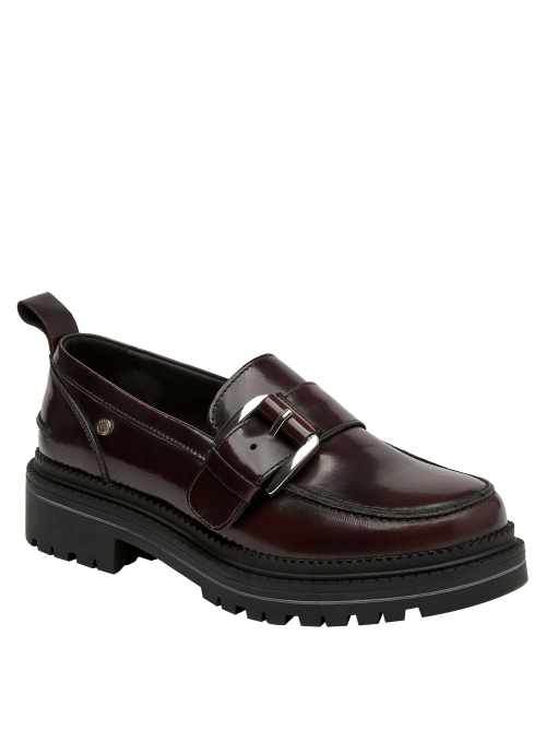 mocasín burdeos mujer, acabado en cuero brillante que aporta versatilidad y elegancia al atuendo.