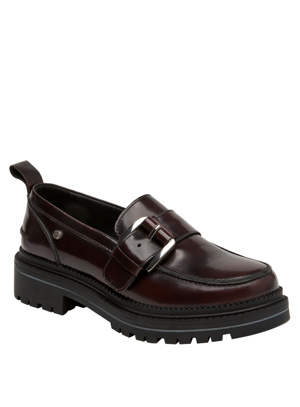 mocasín burdeos mujer, acabado en cuero brillante que aporta versatilidad y elegancia al atuendo.