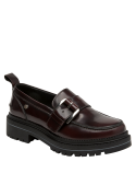 mocasín burdeos mujer, acabado en cuero brillante que aporta versatilidad y elegancia al atuendo.