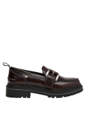 mocasín burdeos mujer, perfecto para combinar con vestidos midi o jeans ajustados en estilo casual.