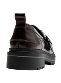 mocasín burdeos mujer, diseño moderno con punta redonda y detalles metálicos para un toque contemporáneo.