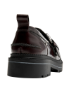 mocasín burdeos mujer, diseño moderno con punta redonda y detalles metálicos para un toque contemporáneo.