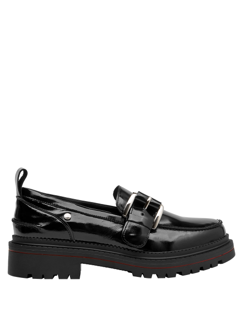 mocasín de cuero brillante negro, estilo casual, combina comodidad y tendencia, ideal para el día a día.