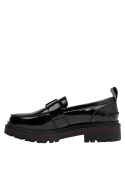 calzado casual negro para mujer, diseño minimalista, perfecto para combinar con pantalones de tiro alto.