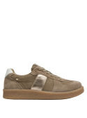 Zapatilla mujer taupe casual de cuero, con detalles metálicos para un estilo moderno y fashionista.