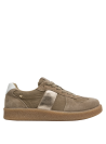 Zapatilla mujer taupe casual de cuero, con detalles metálicos para un estilo moderno y fashionista.