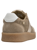 Zapatilla mujer taupe casual de cuero, diseño versátil que se adapta a diversas ocasiones y estilos.