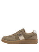Zapatilla mujer taupe casual de cuero, perfecta para combinar con jeans ajustados y tops ligeros.
