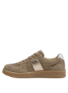 Zapatilla mujer taupe casual de cuero, perfecta para combinar con jeans ajustados y tops ligeros.