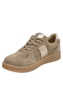 Zapatilla mujer taupe casual de cuero, taco plano de 2 cm, ideal para comodidad en el día a día.
