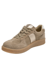 Zapatilla mujer taupe casual de cuero, taco plano de 2 cm, ideal para comodidad en el día a día.