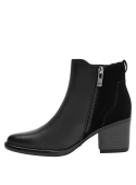 Botín negro de cuero para mujer, diseño vanguardista, ideal para elevar vestidos fluidos.