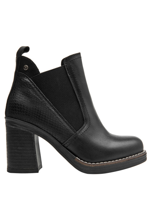 Botín de cuero negro para mujer, perfecto para combinar con vestidos o jeans ajustados.
