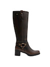 Bota casual de mujer en cuero moro, con correa decorativa que realza su diseño moderno.
