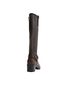 Bota de cuero suave en tono moro, ideal para complementar vestidos midi o jeans.
