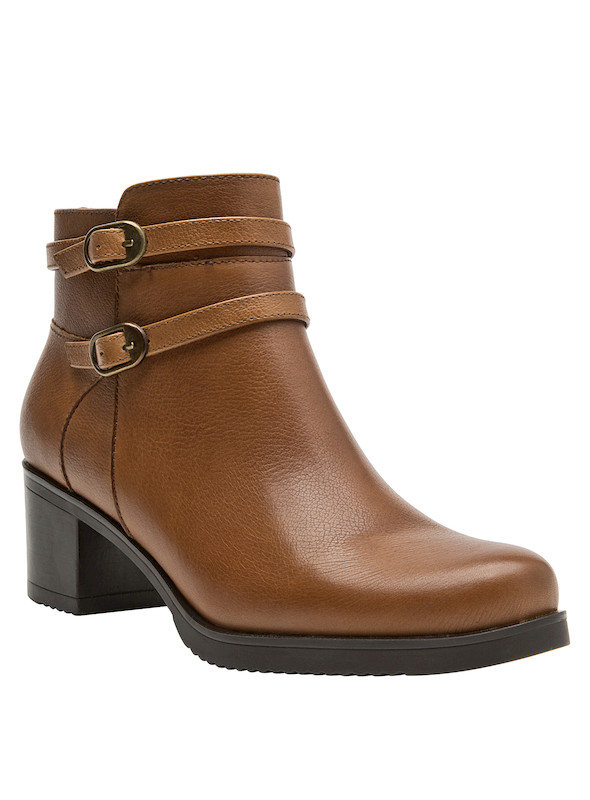 Botín de mujer en cuero camel, con un diseño chic que realza la suavidad del material.
