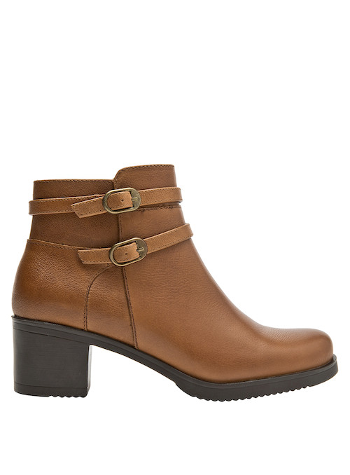 Botín de mujer en cuero camel, con un diseño chic que realza la suavidad del material.