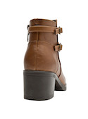Botín camel de cuero para mujer, perfecto para combinar con vestidos fluidos o jeans ajustados.