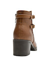 Botín camel de cuero para mujer, perfecto para combinar con vestidos fluidos o jeans ajustados.