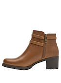 Botín de cuero camel con cintas decorativas, ideal para looks modernos y versátiles.