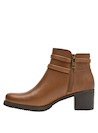 Botín de cuero camel con cintas decorativas, ideal para looks modernos y versátiles.