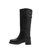 Bota casual de cuero negro con punta cuadrada, perfecta para combinar con vestidos o jeans.
