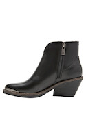Botín casual de cuero negro, textura suave ideal para un estilo contemporáneo.