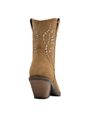 Bota de cuero camel para mujer, ideal para combinar con vestidos fluidos o jeans ajustados.
