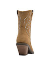 Bota de cuero camel para mujer, ideal para combinar con vestidos fluidos o jeans ajustados.